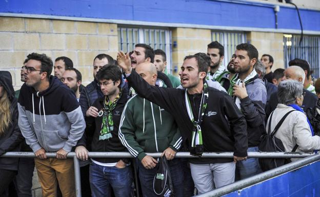 Los aficionados racinguistas finalizaron el partido muy enfadados.