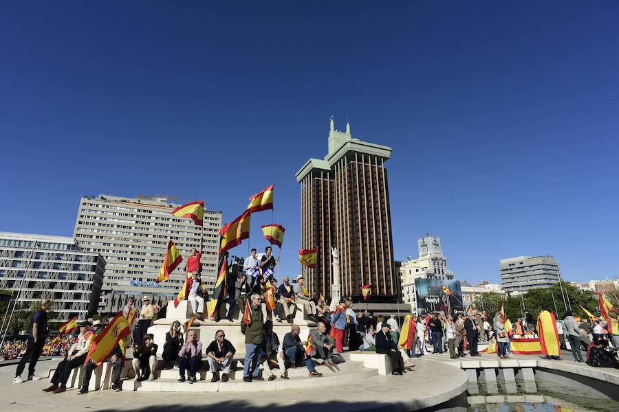 Miles de personas se congregan en la plaza de Colón por la unidad de España.