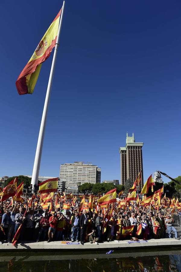 Miles de personas se congregan en la plaza de Colón por la unidad de España.