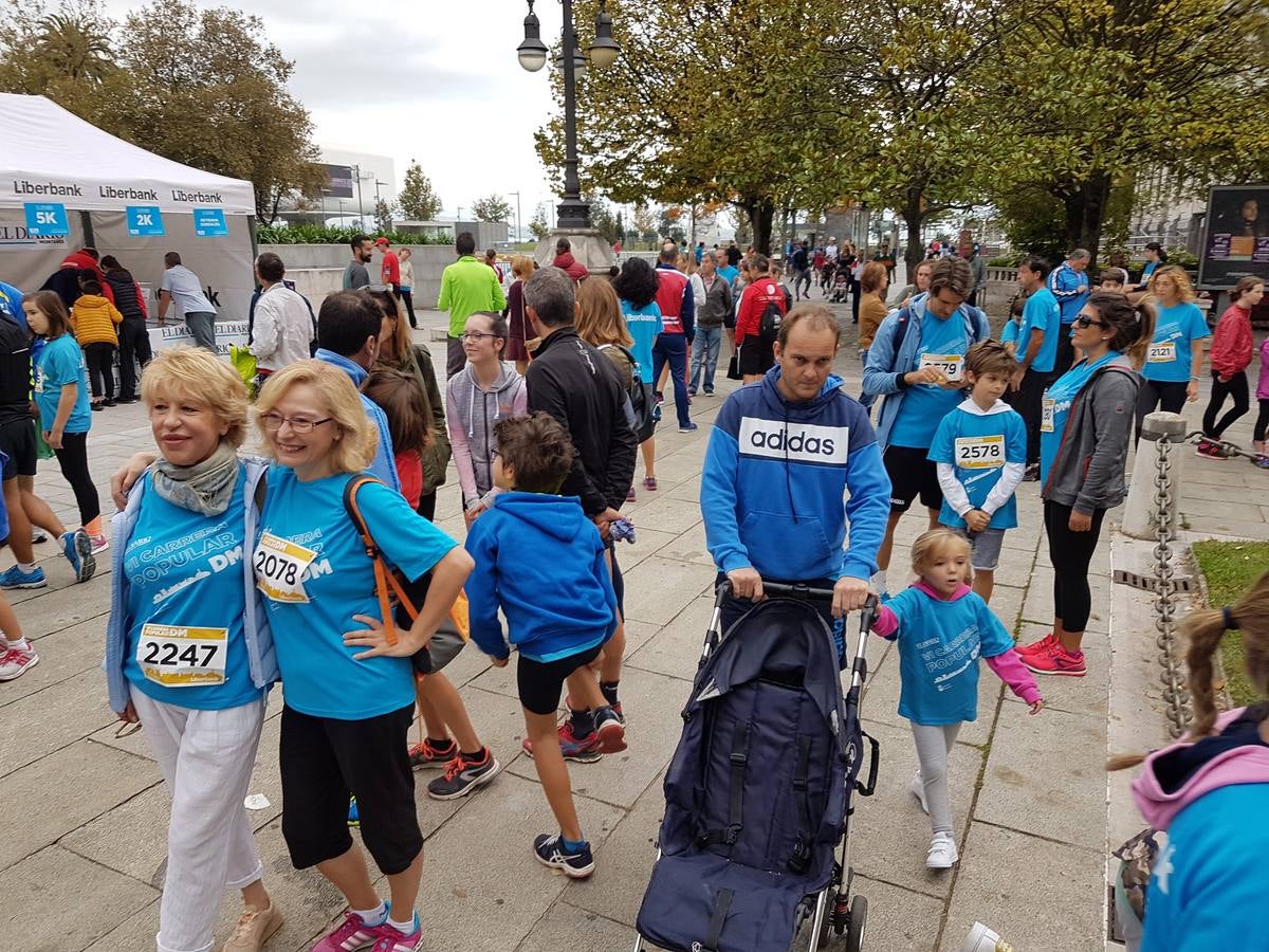 Estiramientos en Correos, sprint en los Jardines de Pereda e inscripciones a última hora. La ciudad se tiñe de azul.