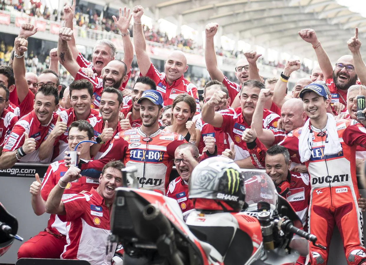 Dovizioso y el equipo Ducati celebran la victoria en el GP de Malasia. 