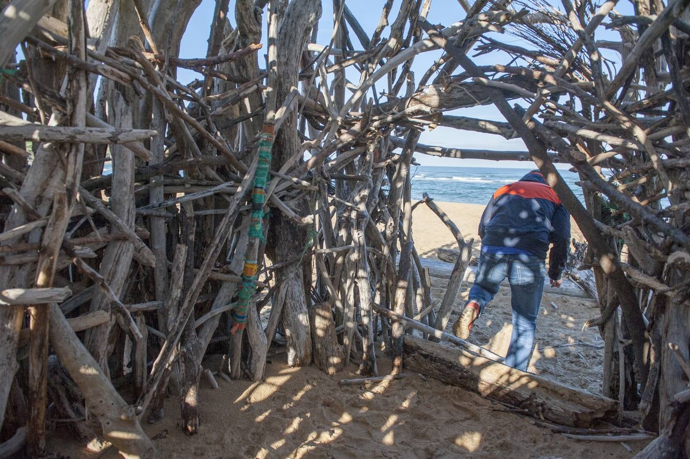 El tramo final de Valdearenas (Liencres) se llena de casetas y esculturas hechas de lo que trae el mar