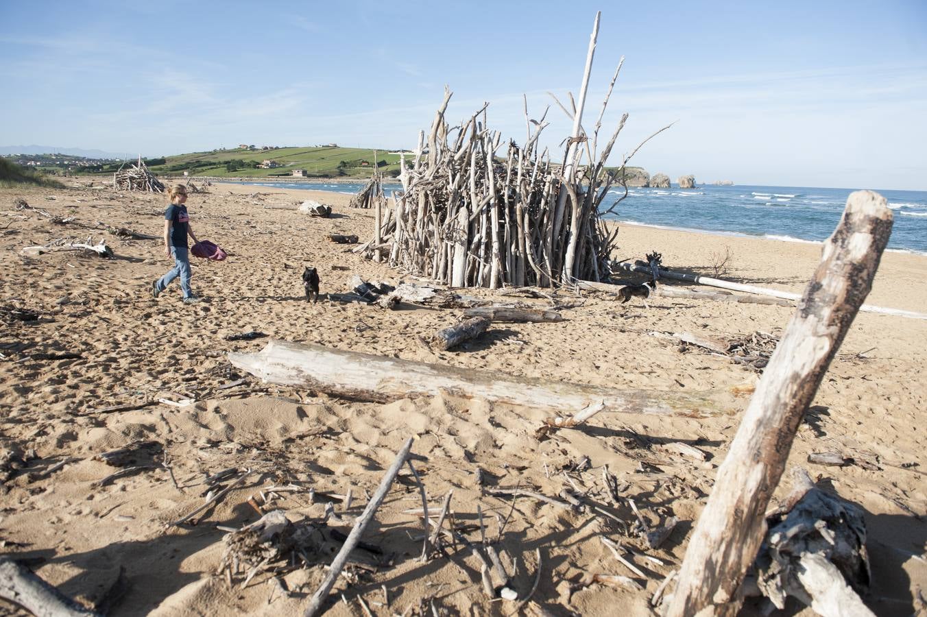 El tramo final de Valdearenas (Liencres) se llena de casetas y esculturas hechas de lo que trae el mar