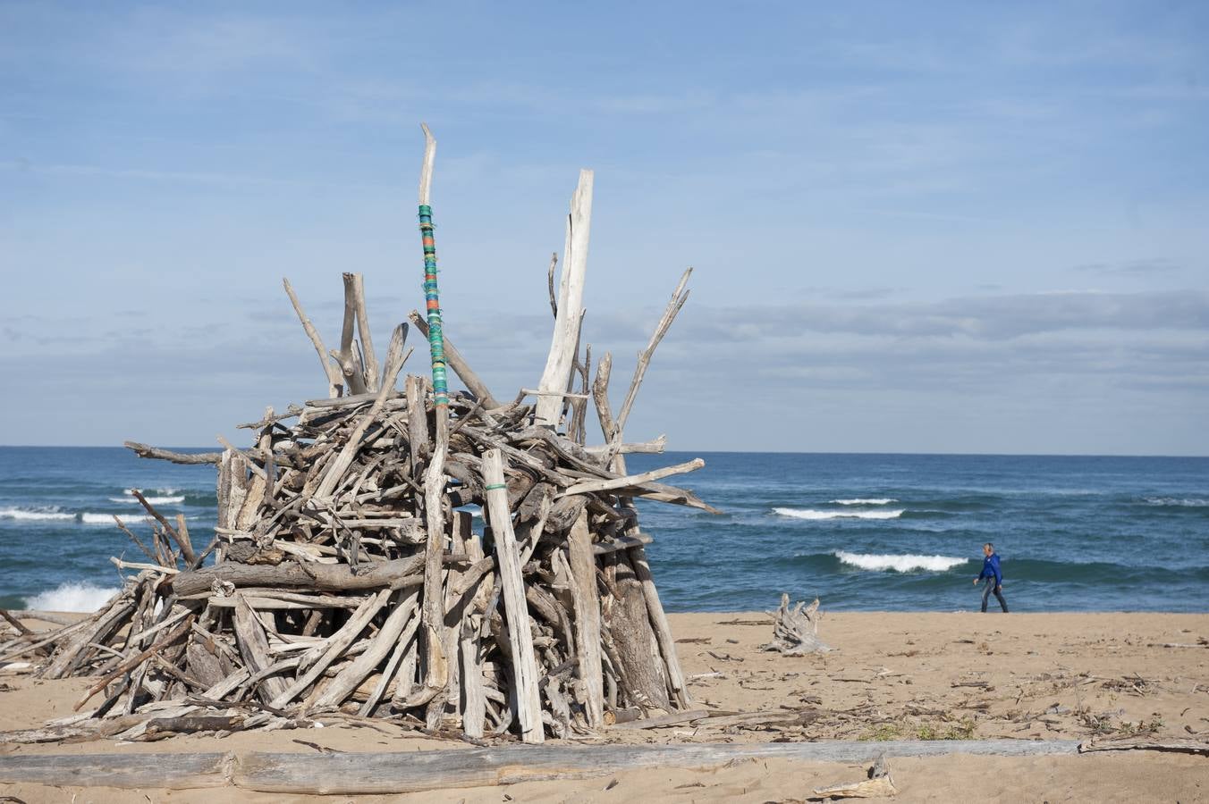 El tramo final de Valdearenas (Liencres) se llena de casetas y esculturas hechas de lo que trae el mar