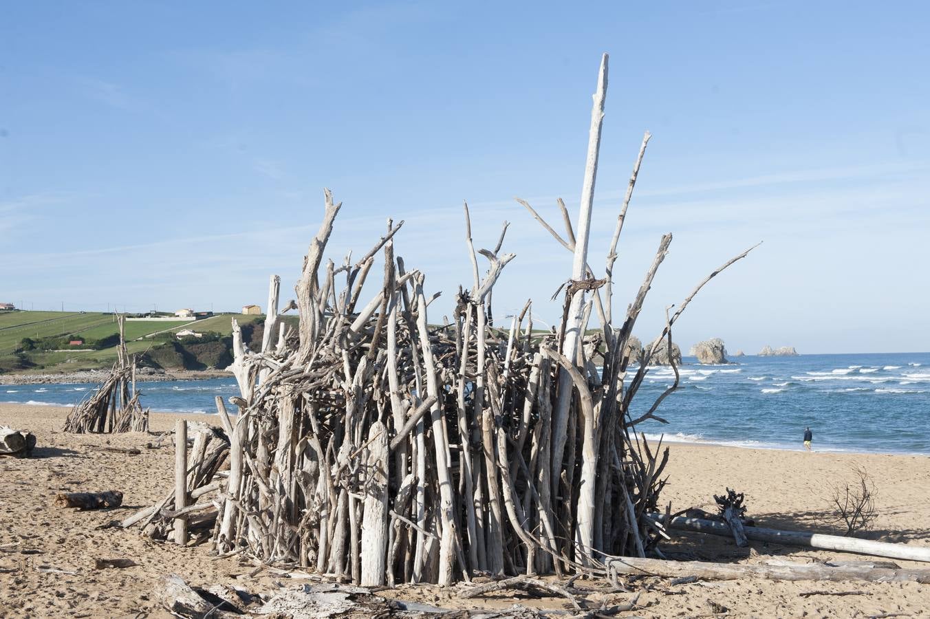 El tramo final de Valdearenas (Liencres) se llena de casetas y esculturas hechas de lo que trae el mar