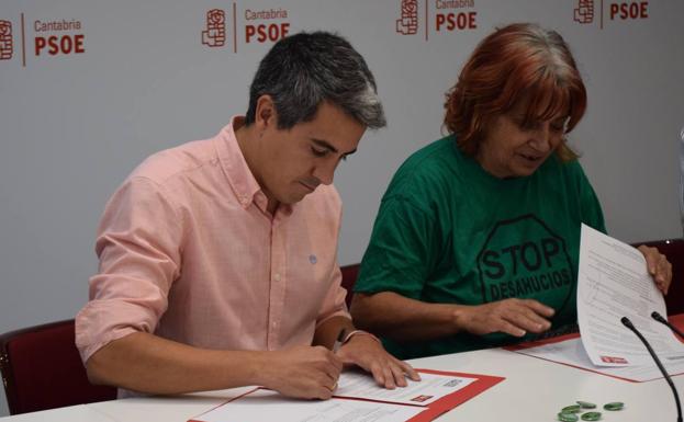 Zuloaga también firma documento de la PAH para que se tramite la ley estatal de vivienda