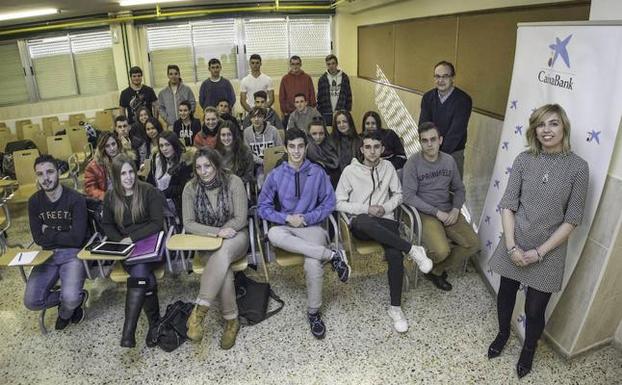 Estudiantes del IES Leonardo Torres Quevedo en el Taller de Educación Financiera impartido por la Gestora de CaixaBank, Zayra Abascal. 