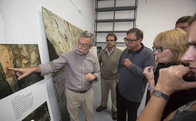 Roberto Hontañón explicando detalles de la cavidad de Weitzman