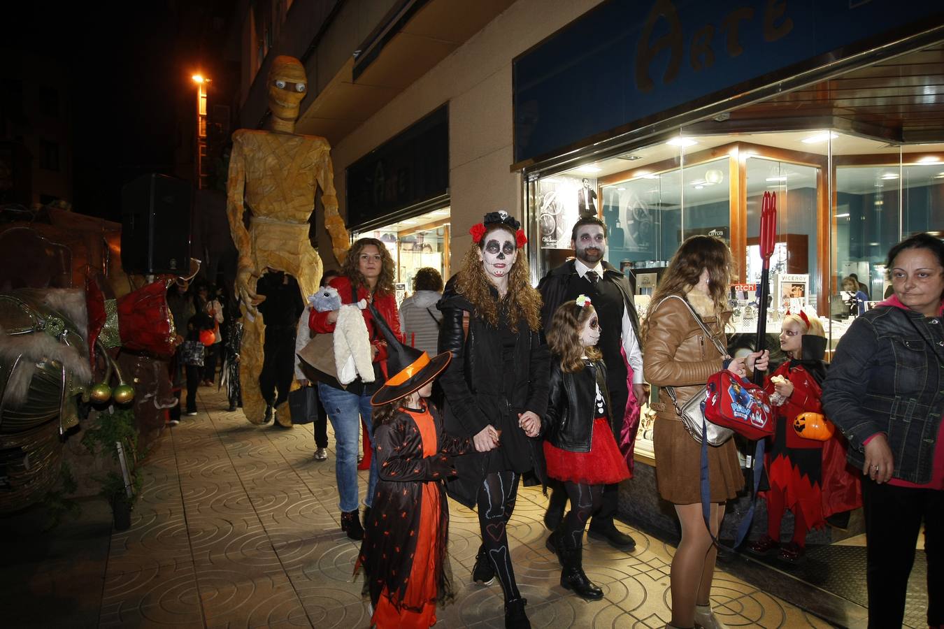 Los niños son los protagonistas de las fiestas de Halloween que esta noche se celebran por toda Cantabria. En las imágenes, actos celebrados hoy en Torrelavega y Santander