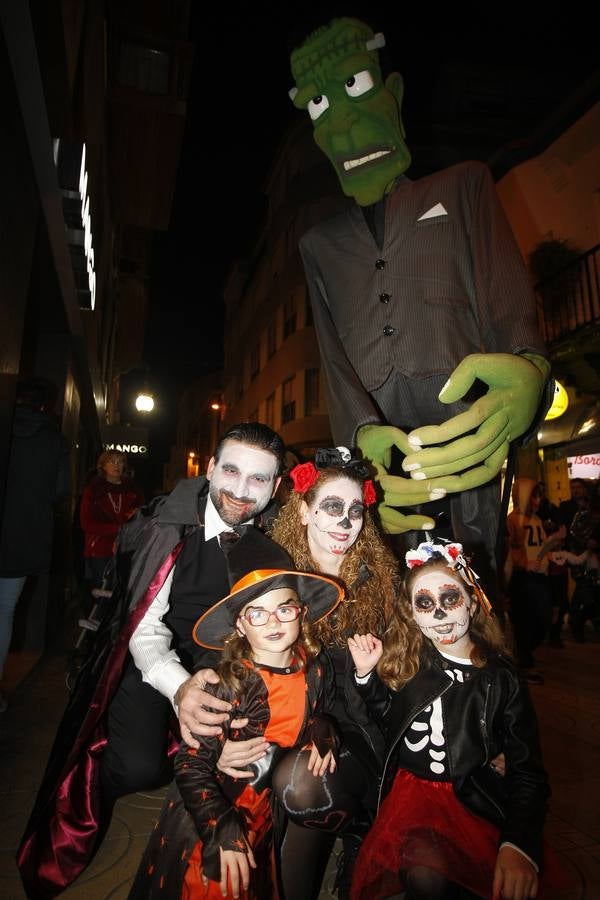 Los niños son los protagonistas de las fiestas de Halloween que esta noche se celebran por toda Cantabria. En las imágenes, actos celebrados hoy en Torrelavega y Santander