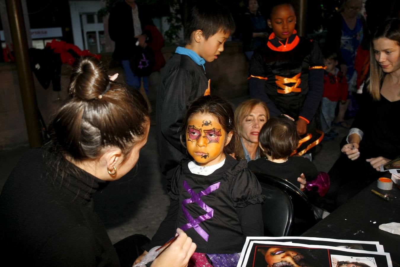 Los niños son los protagonistas de las fiestas de Halloween que esta noche se celebran por toda Cantabria. En las imágenes, actos celebrados hoy en Torrelavega y Santander