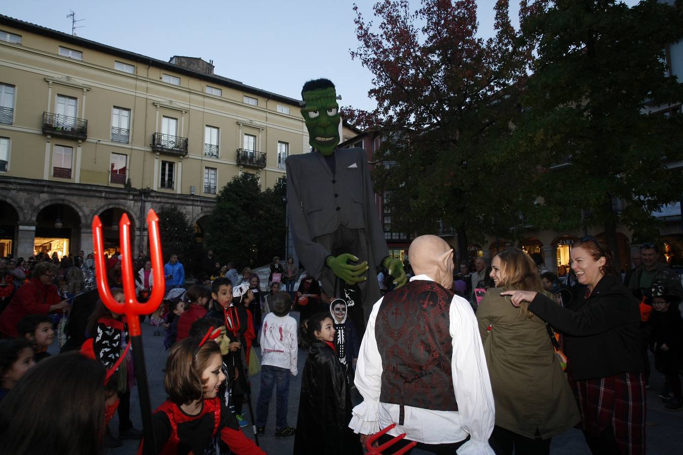 Los niños son los protagonistas de las fiestas de Halloween que esta noche se celebran por toda Cantabria. En las imágenes, actos celebrados hoy en Torrelavega y Santander