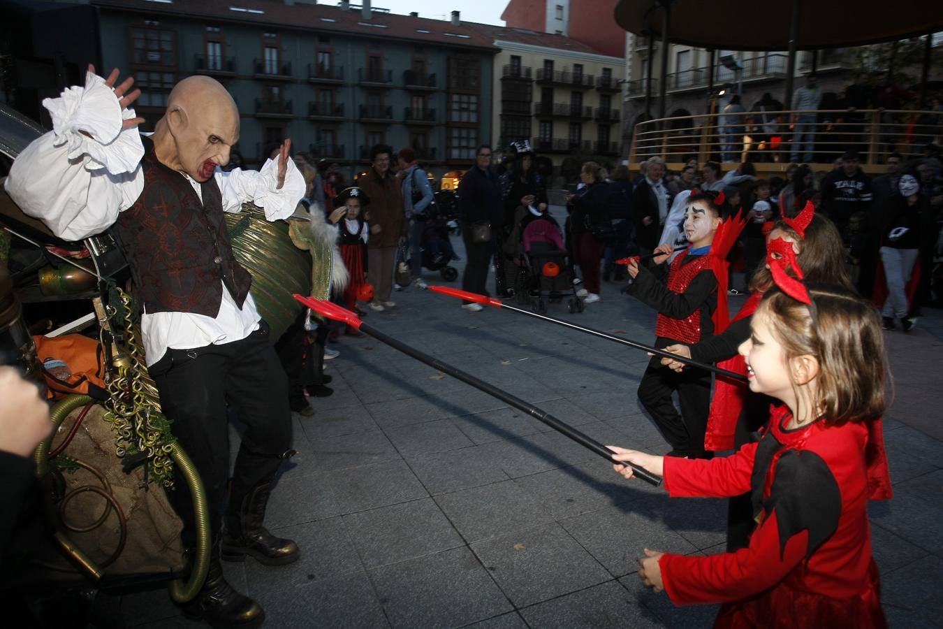 Los niños son los protagonistas de las fiestas de Halloween que esta noche se celebran por toda Cantabria. En las imágenes, actos celebrados hoy en Torrelavega y Santander