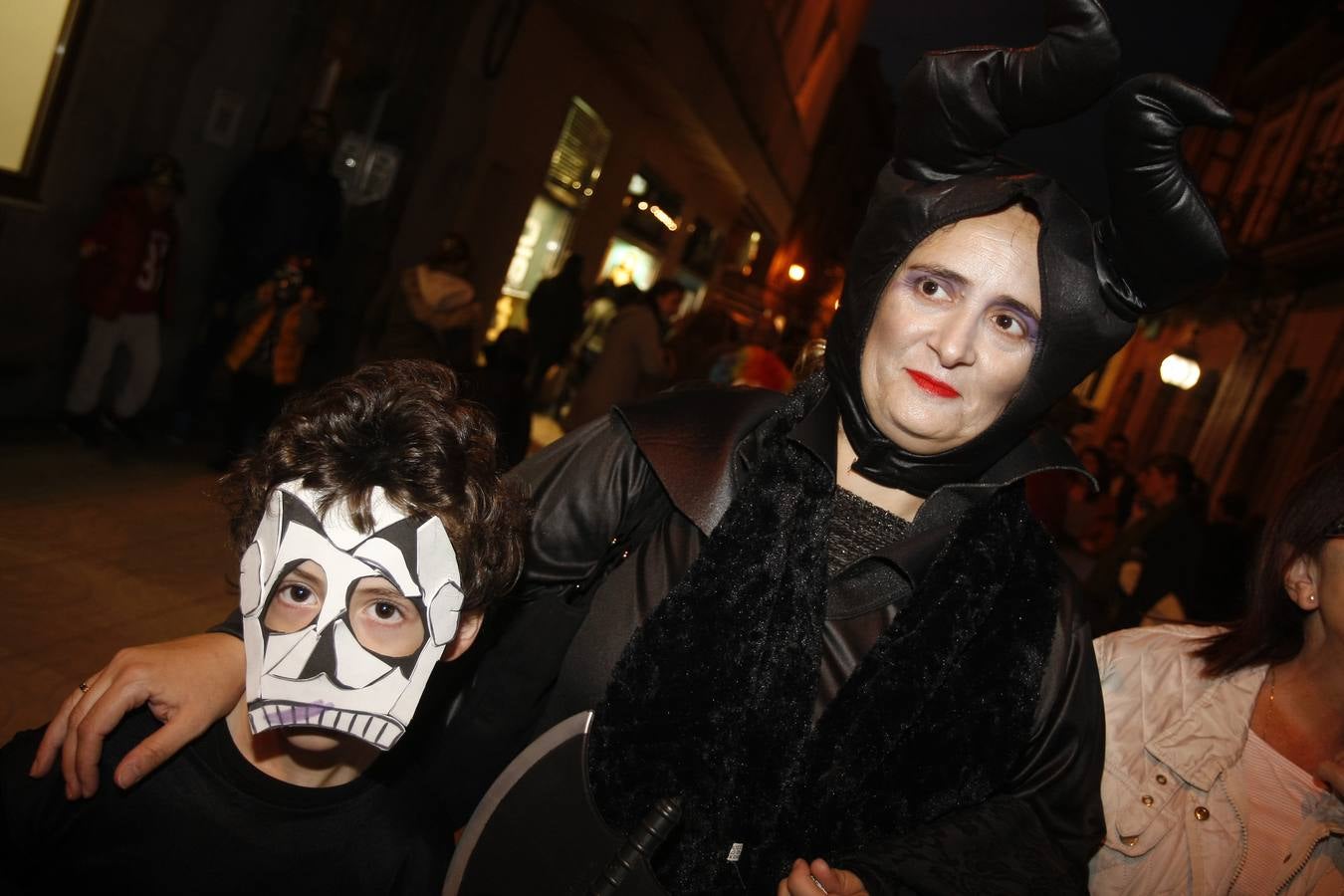 Los niños son los protagonistas de las fiestas de Halloween que esta noche se celebran por toda Cantabria. En las imágenes, actos celebrados hoy en Torrelavega y Santander