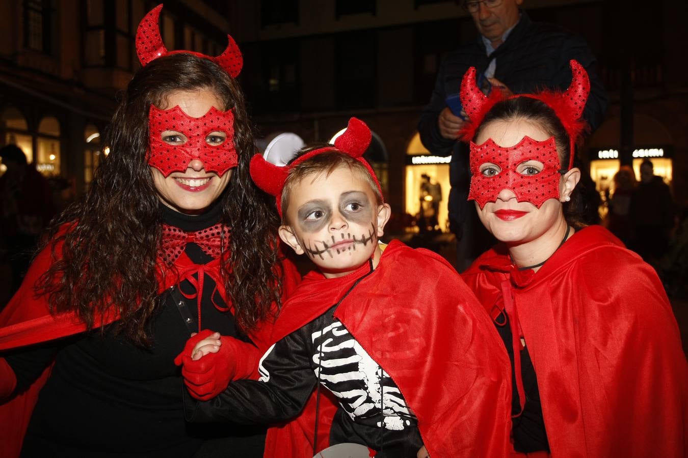 Los niños son los protagonistas de las fiestas de Halloween que esta noche se celebran por toda Cantabria. En las imágenes, actos celebrados hoy en Torrelavega y Santander