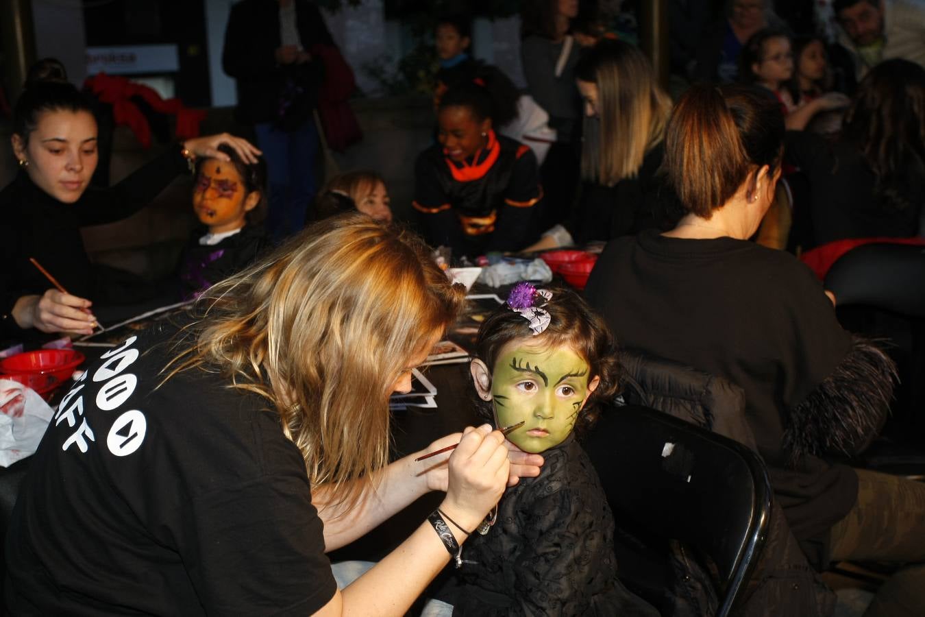 Los niños son los protagonistas de las fiestas de Halloween que esta noche se celebran por toda Cantabria. En las imágenes, actos celebrados hoy en Torrelavega y Santander