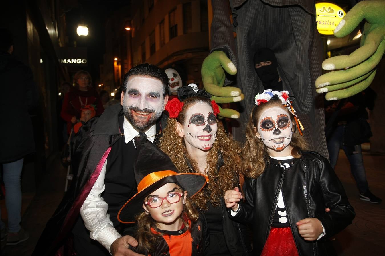 Los niños son los protagonistas de las fiestas de Halloween que esta noche se celebran por toda Cantabria. En las imágenes, actos celebrados hoy en Torrelavega y Santander