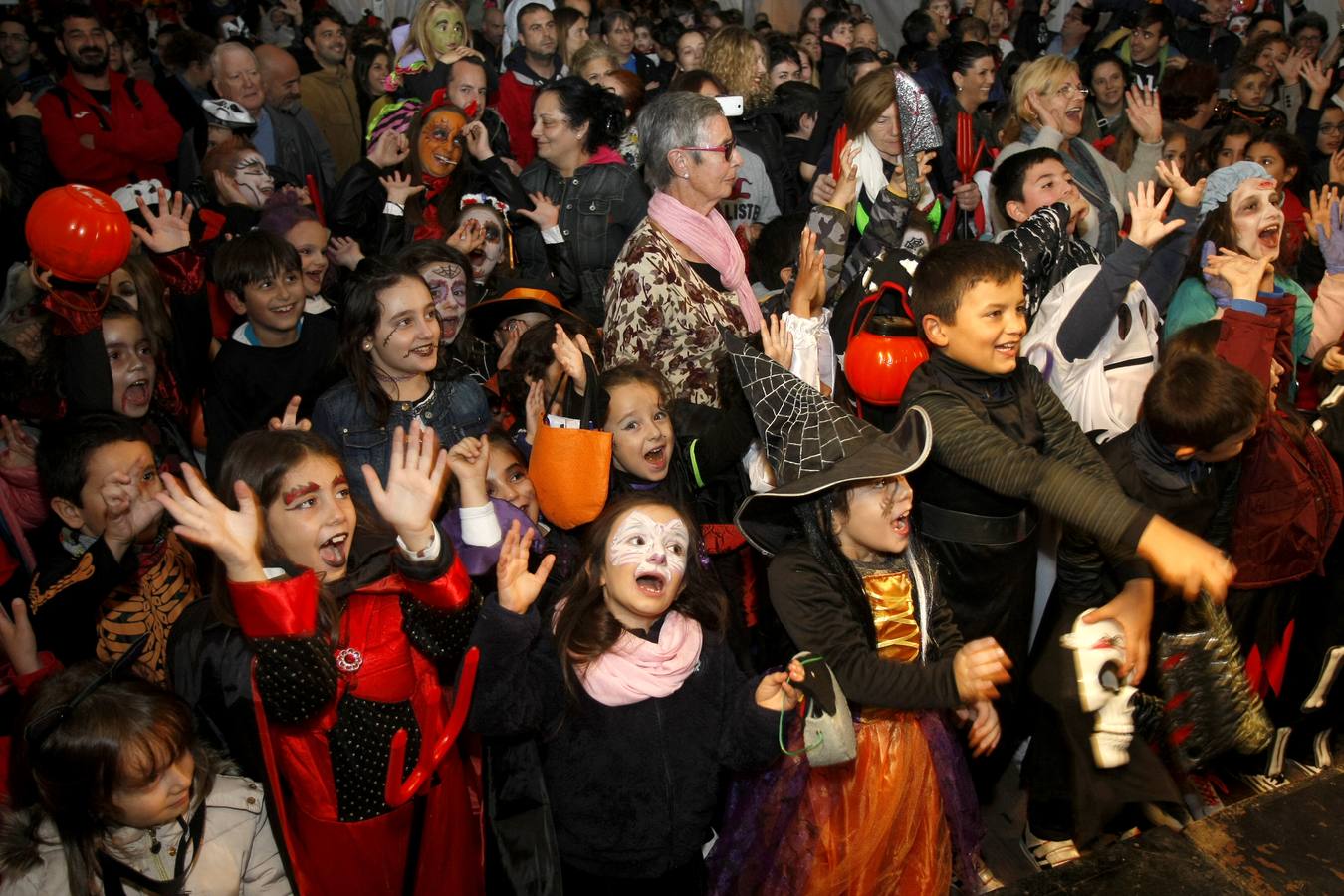 Los niños son los protagonistas de las fiestas de Halloween que esta noche se celebran por toda Cantabria. En las imágenes, actos celebrados hoy en Torrelavega y Santander