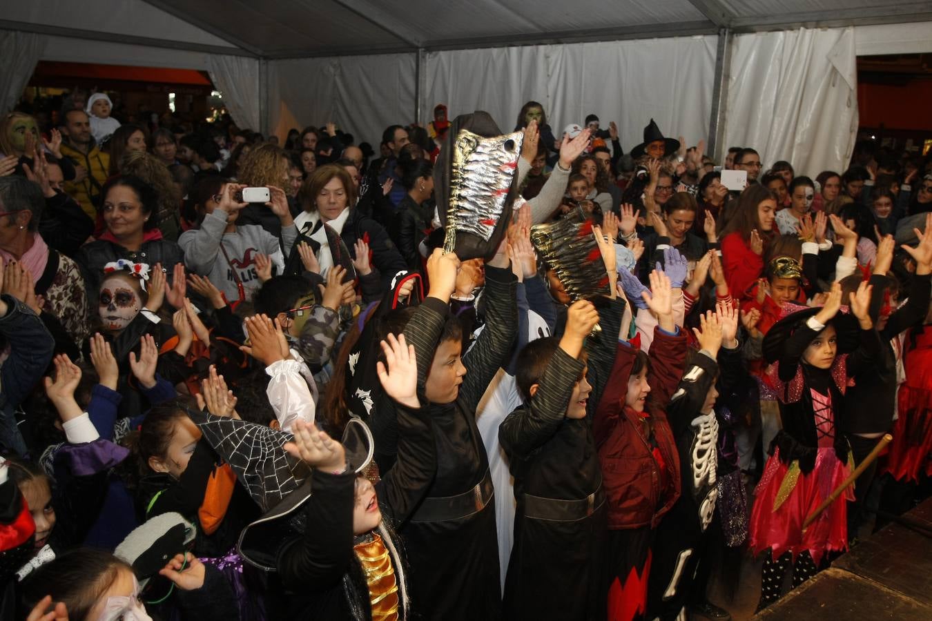 Los niños son los protagonistas de las fiestas de Halloween que esta noche se celebran por toda Cantabria. En las imágenes, actos celebrados hoy en Torrelavega y Santander