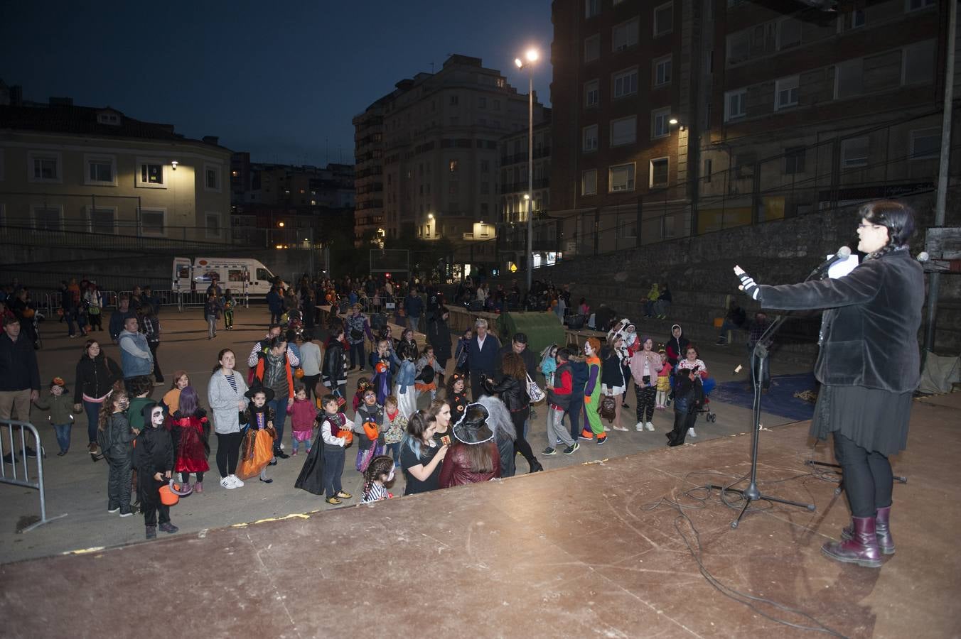 Los niños son los protagonistas de las fiestas de Halloween que esta noche se celebran por toda Cantabria. En las imágenes, actos celebrados hoy en Torrelavega y Santander