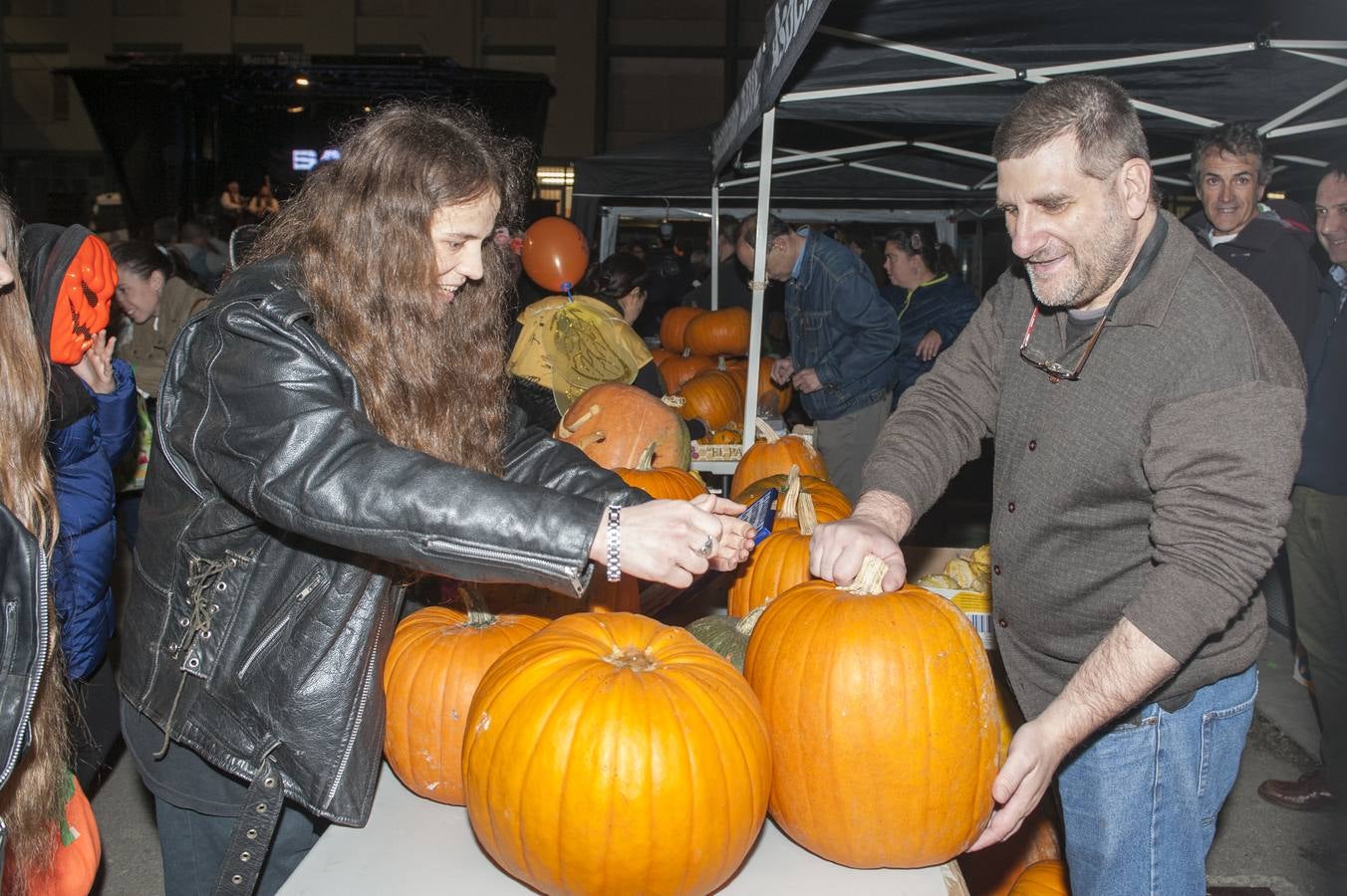 Los niños son los protagonistas de las fiestas de Halloween que esta noche se celebran por toda Cantabria. En las imágenes, actos celebrados hoy en Torrelavega y Santander