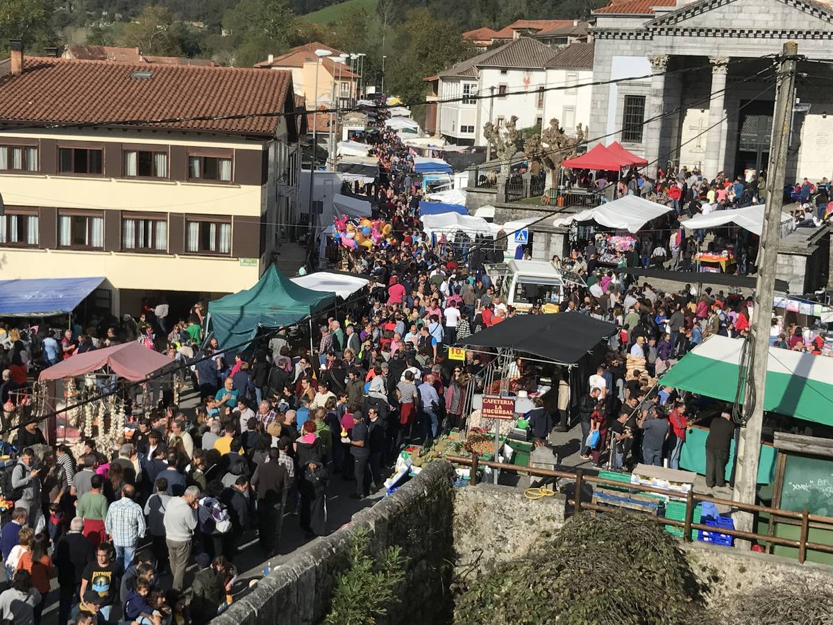 Miles de personas abarrotaron la "capital del mundo" y su tradicional mercado de cabras y ovejas