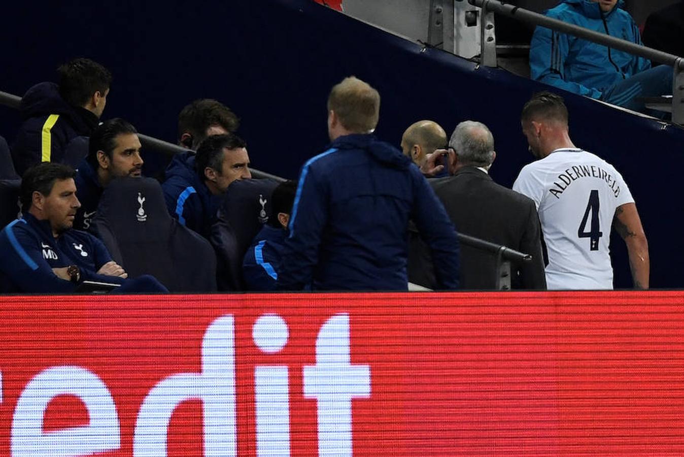 Los dos mejores equipos del Grupo H pelearon por la primera plaza del grupo en Wembley, que vibró y elevó los decibelios durante algunos momentos como el 1-0 de Delle Alli.