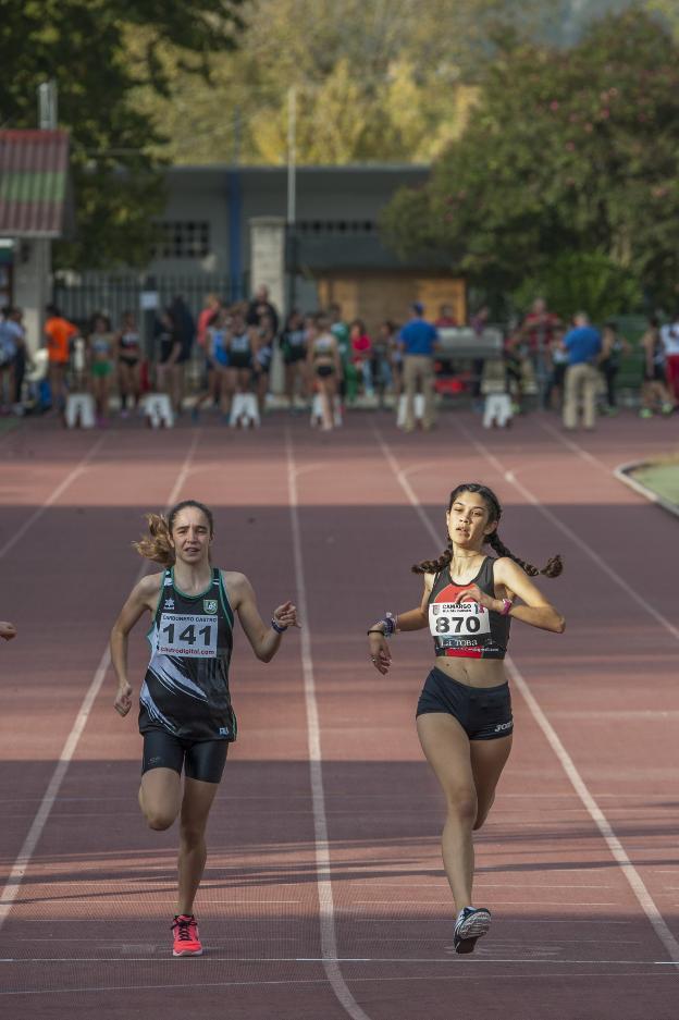.Las atletas cadetes Laura Muñoz (141) y Lara Vicente (870), participantes en la 'final D' de 100 metros. 