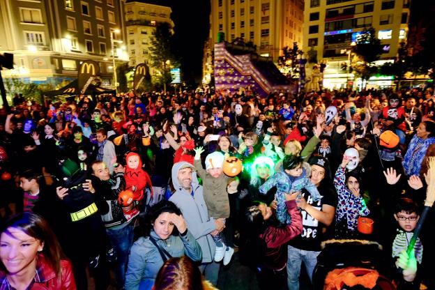 Numeroso público participó ayer en las actividades de Halloween organizadas en la plaza del Ayuntamiento de Santander.