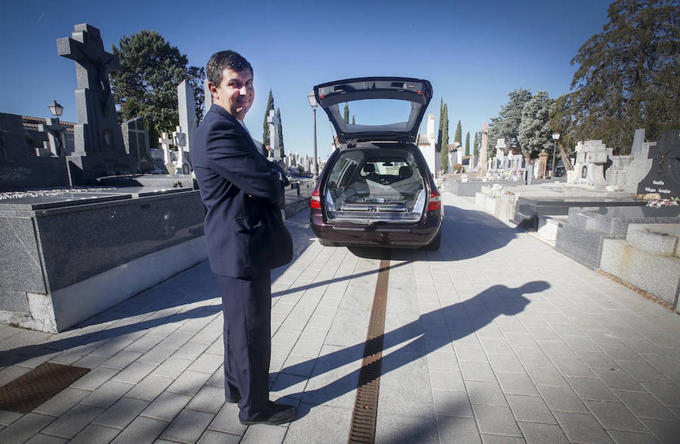 A su paso, los peatones se santiguan o desvían la mirada y los demás automóviles marcan distancias