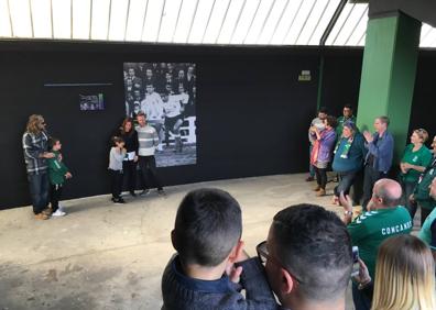 Imagen secundaria 1 - Nando Yosu cuenta con una placa en la Tribuna Norte como homenaje