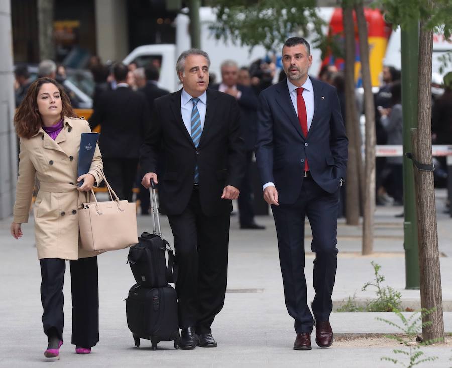 El exconsejero de Empresa de la Generalitat de Cataluña Santi Vila (d), a su llegada a la Audiencia Nacional.