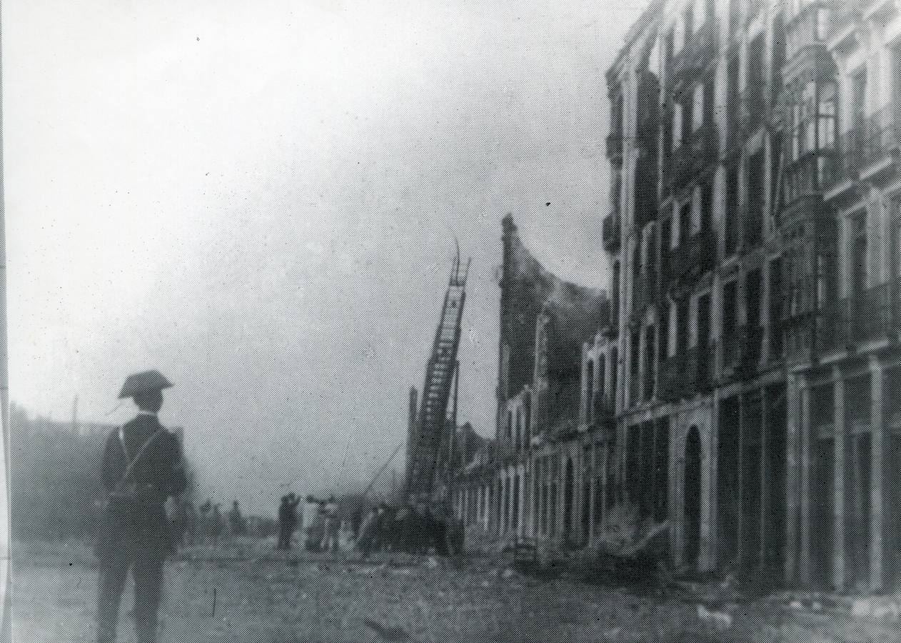 La calle Calderón de la Barca tras la explosión e incendio del vapor Cabo Machichaco, el 8 de noviembre de 1893.