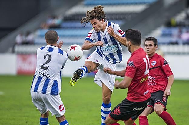 Luis Alberto, despeja un balón durante un encuentro en El Malecón. 