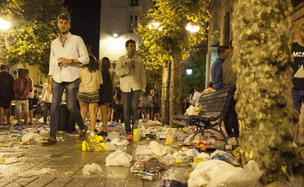 El botellón es una de las 'modas' que más ensucia las calles de cualquier pueblo o ciudad.