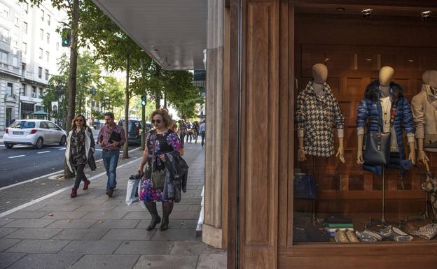 Ropa de invierno en Mundi y manga corta en la calle. 