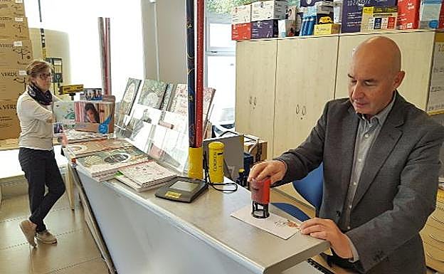 Carlos Salmón sellando una carta con el matasellos de Guerras Cántabras.