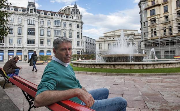 Paco Fernández posaen la plaza de La Escandalera de su Oviedo natal, donde vive, imparteclases y viaja a diario a Mieres para entrenar al Caudal. 