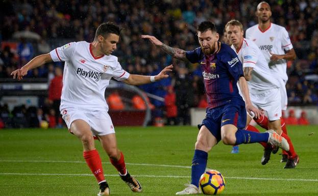 Leo Messi ante Sebastien Corchia. 