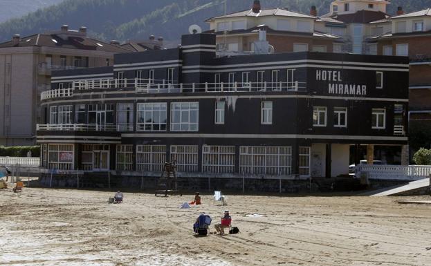 El hotel Miramar está enclavado en la playa Brazomar, de Castro Urdiales. 