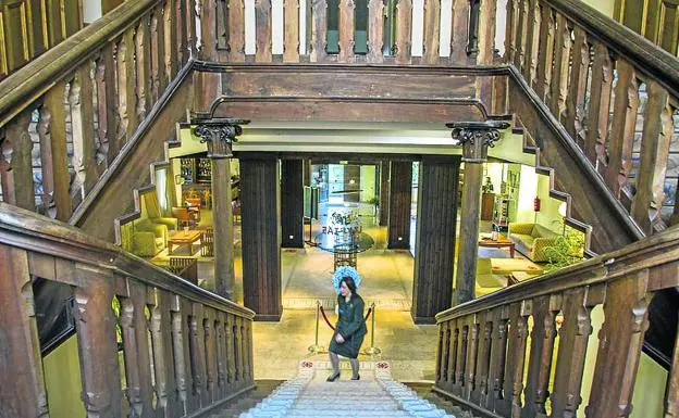 Escalera de castaño original que da acceso al vestíbulo del parador.