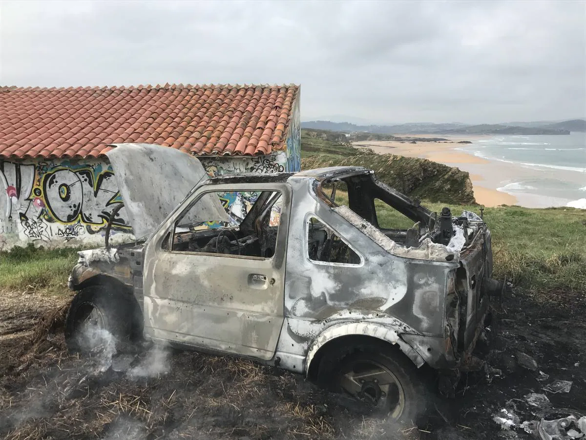 Por motivos que se desconocen, un coche ardió ayer tarde en la zona del Madero de Liencres. Los bomberos apagaron el fuego y no hay daños personales. 