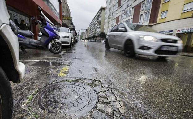 En la calle Castilla, el carril de la derecha está muy castigado alrededor de las tapas de los servicios urbanos. 