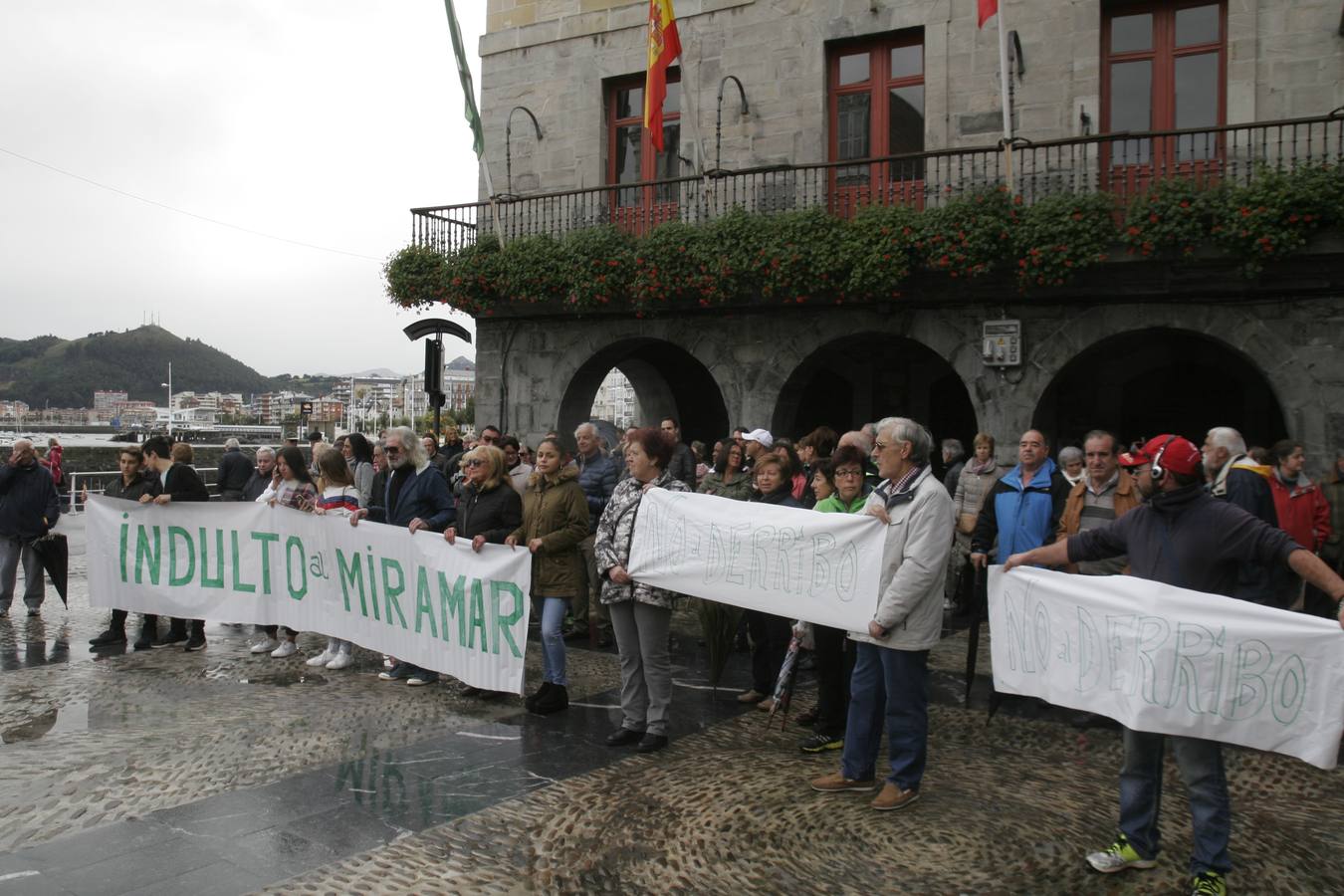 Concentración contra el derribo del hotel Miramar de Castro Urdiales