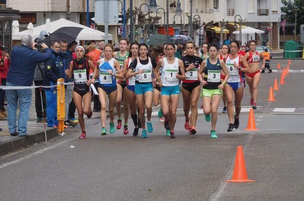 Andrea Fernández, Irene Pelayo, Elena García, Solange Pereira, Zulema Fuentes-Pila, Paula González y Claudia Junquera, en cabeza de la prueba femenina disputada en Ajo. 