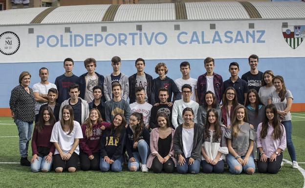 La directora, Violeta Landeras, y el profesor, Nacho Martínez, junto a los estudiantes Carlota González, Cecilia Martínez, Celia Secades, David Linares, Pablo Sempere, Carmen de Diego, Marina Fernández, Marina Varela, Pedro Pérez, Ángel Santiago, Diego Díez-Aja, Mario Dubarbie, Miguel Díez, Rodrigo Corihuela, Alejandra Ibáñez, Alia Sousa, Carmen López, Elena López, Adrián Fernández, Jaime Gómez, Luis Velasco, Pablo Piris, Santiago Peña, Álvaro Martínez, David Salmón, María Panizo, Pablo Moreno, Rodrigo Pariente, Alba Salmón, Paula Terradas, Paula Rodríguez y Sandra Lavín. 