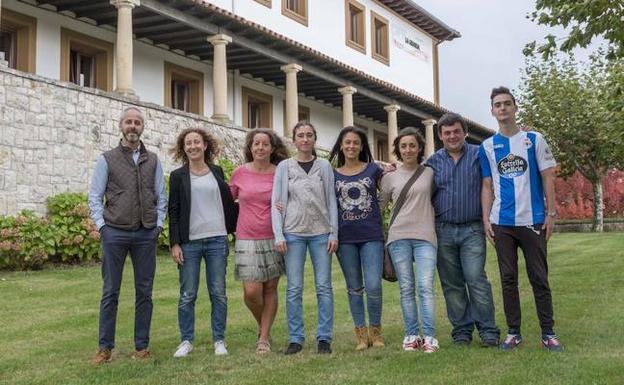 El director, Sergio Silva, y la profesora, Nuria de la Fuente, junto a los estudiantes Alicia Morante, Hugh Gunning, Marcos Fernández, Rocío González, Andrea Aja, Constantino Gutiérrez y María Viscarolasaga. 