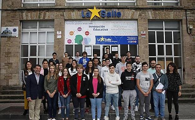 El director del centro, José Manuel Merino, y los profesores Eva María González, Tamara Díez, Yolanda Garcia y Javier Senach, junto a los estudiantes Alejandro Velázquez, Andrea Seijas, Carlos Manuel Hinojal, Lucía Díaz, Patricia Alonso, Sara Báscones, Alejandro Fernández, Andres Dosal, Israel Añibarro, Roberto Pérez, Victor Ortiz, Cristian Martínez, Hector Gutiérrez, Jorge Quijano, Samuel Corta, Ana Elisabeta, Irene Vicent, Laura Damico, Valeria Trujillo, Alba Rodríguez, Borja Pérez, Elena Solar, Pedro Fernández, Adrián Merino, Daniel Ceballos, David Puente, Diego Solórzano y Pablo Cobo. 