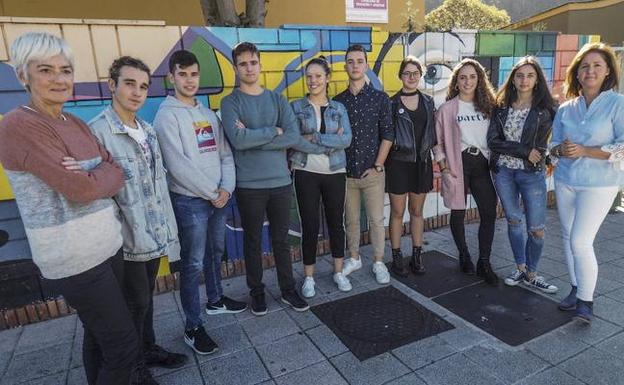 La directora del centro, María López, y la tutora del programa, Inmaculada de las Cuevas, acompañando a los alumnos Aida Quintela Ruiz, Iris Gutiérrez Santander, Miguel del Río Piedra, Miguel Ezcurra Zubizarreta, Alejandro Leroy Calle, Alfredo Ricondo Pérez, Clara Rozas González y Paula Arce Cavada. 