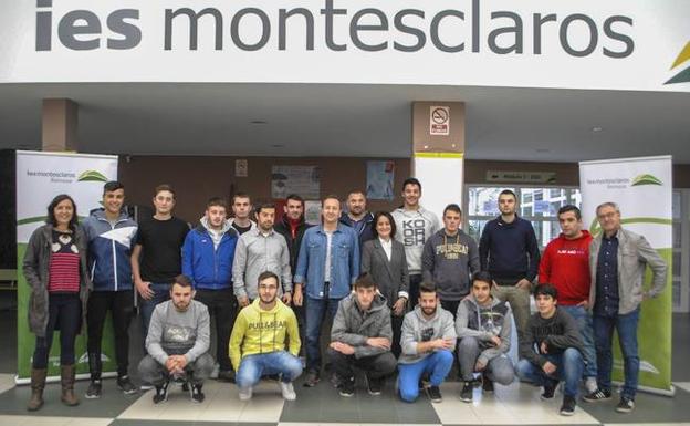 El director, NorbertoGarcía, y el profesor Rodolfo Gutiérrez, junto a los alumnos Álvaro Fernández, Cristian Martín, Jorge Salazar, Adrián Delgado, Eloy Amigo, Francisco Ruiz, Pablo Mediavilla, Álvaro Vallejo, Ghenadie Stegarescu, Jorge del Hierro, José Manuel Ibáñez, Daniel Fernández, Diego Herbosa, Hugo Peña, Iván Romero, Luis Ángel Quispe y Millán Ruiz. 